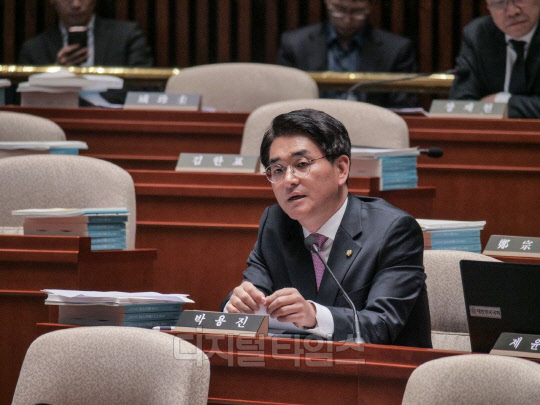 박용진 더불어민주당 의원이 24일 국회 예결위에서 질의하고 있다(사진제공 = 박용진 의원실)